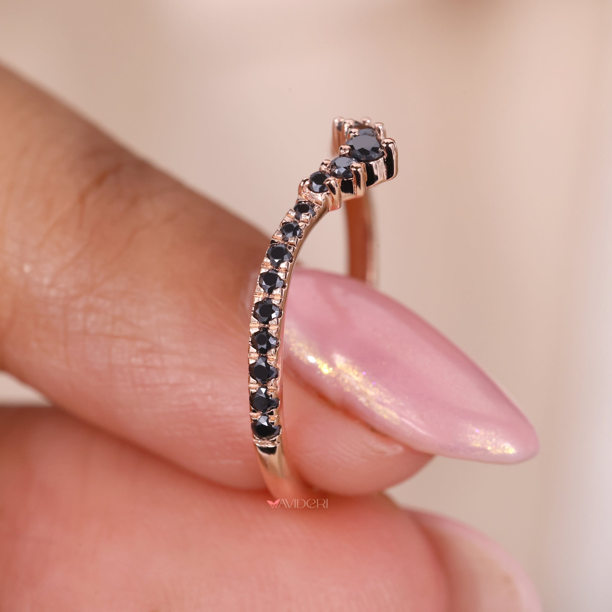Curved Wedding Band Gold - Black Round Moissanite