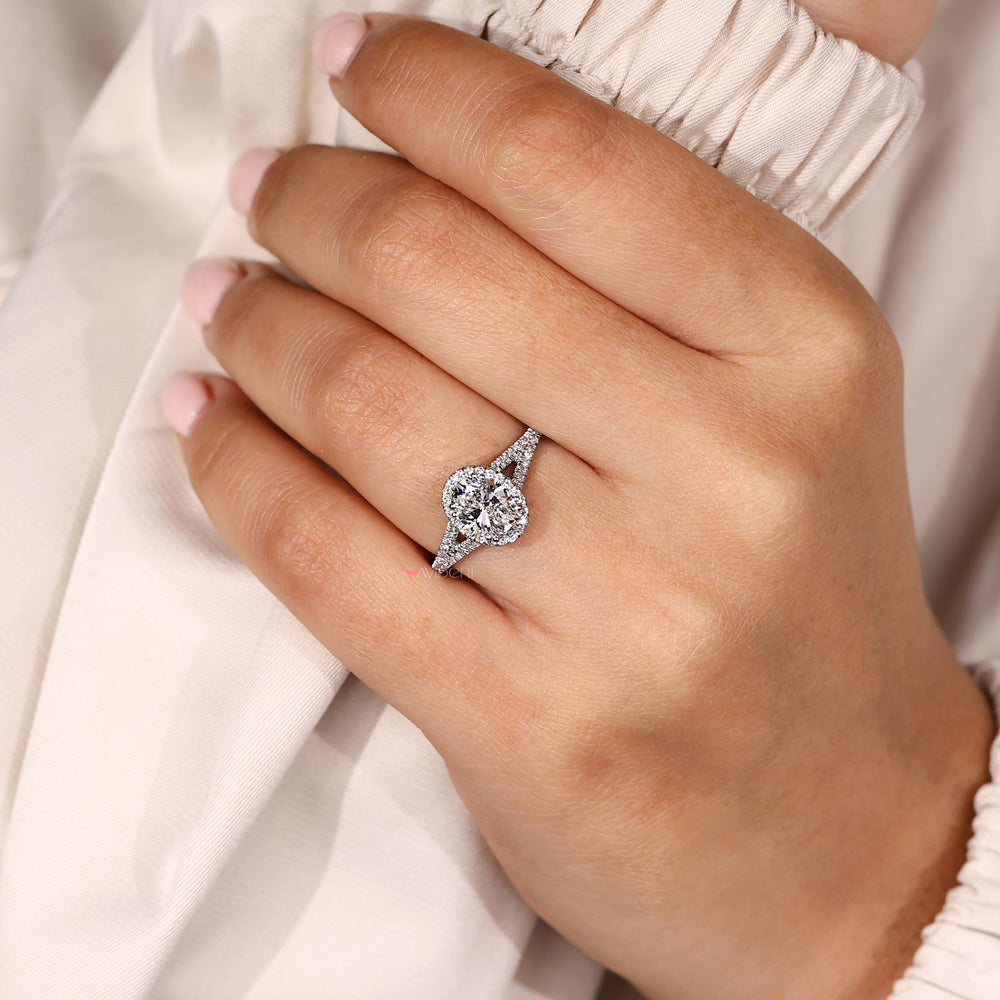 IGI certified Oval diamond ring in a stunning white gold setting.
