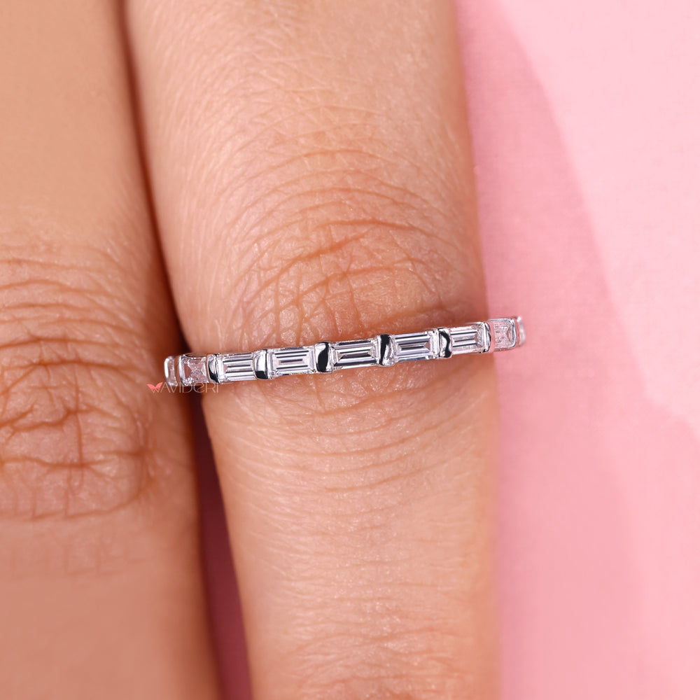 Bar setting diamond band with baguette stones.
