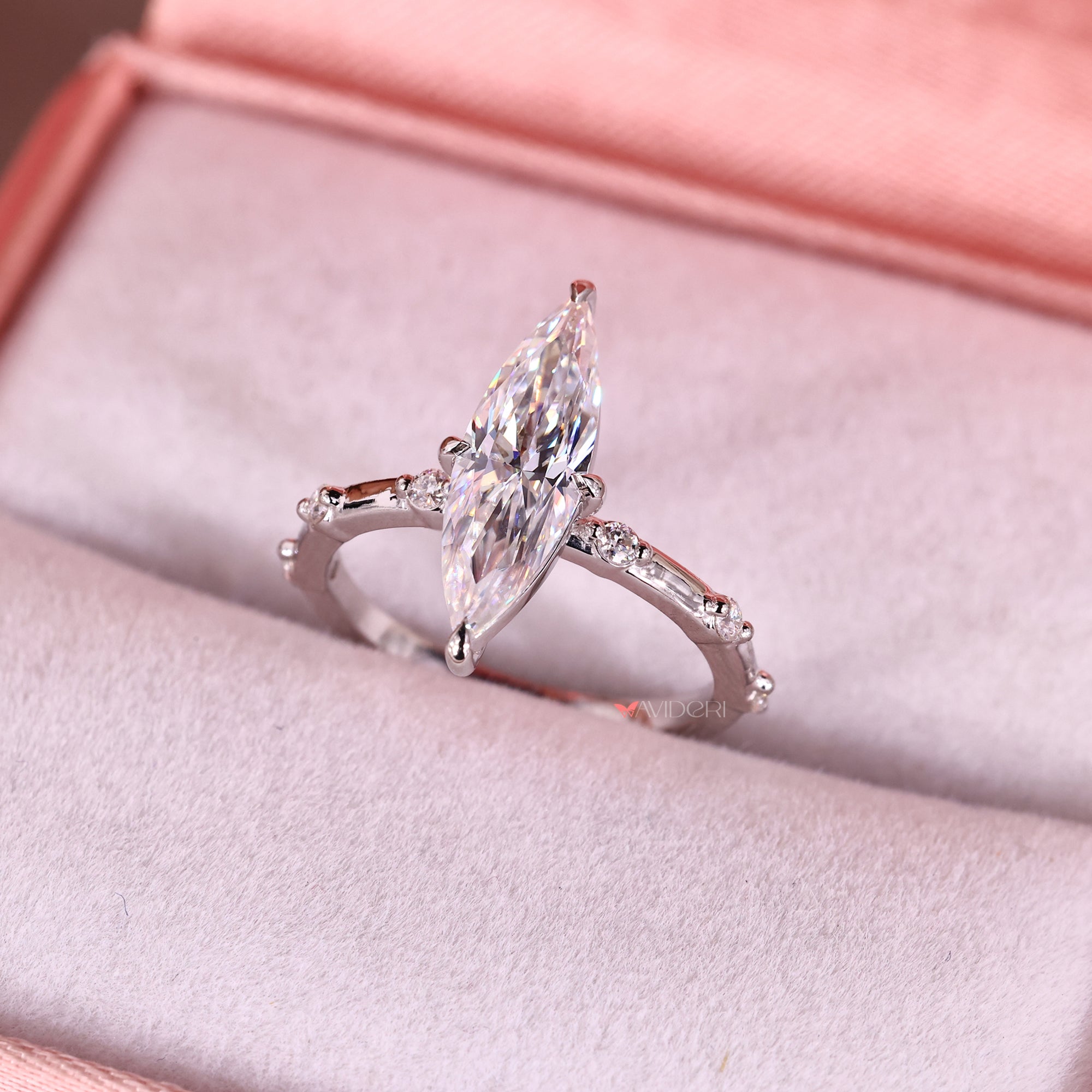 Avideri ring reflects modern elegance through premium materials and unique design.