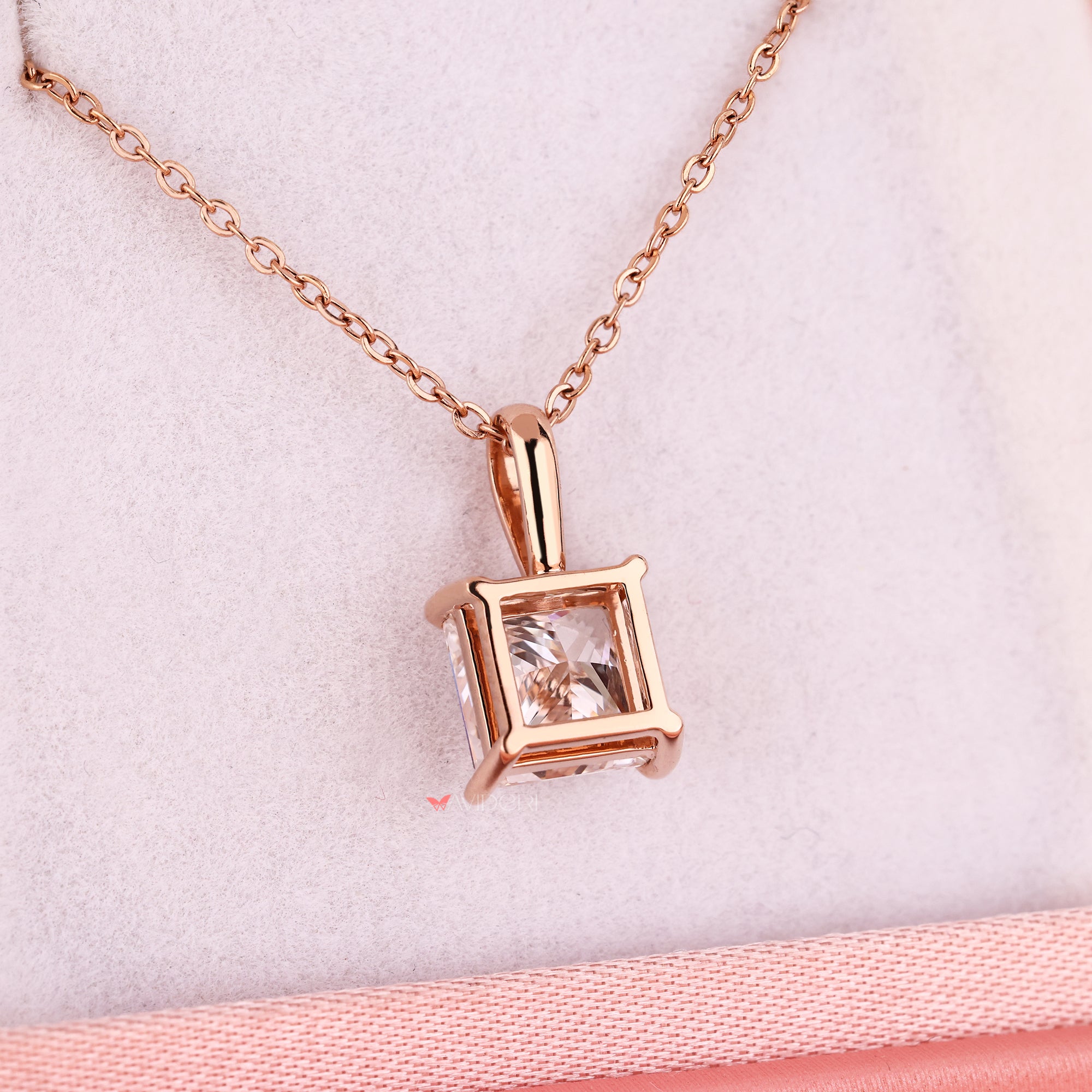 Rose gold pendant with solitaire pendant.