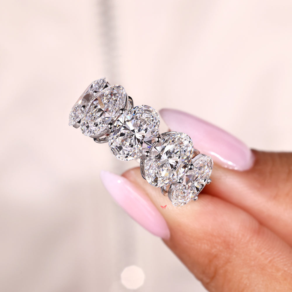 Avideri band with oval cut diamonds.