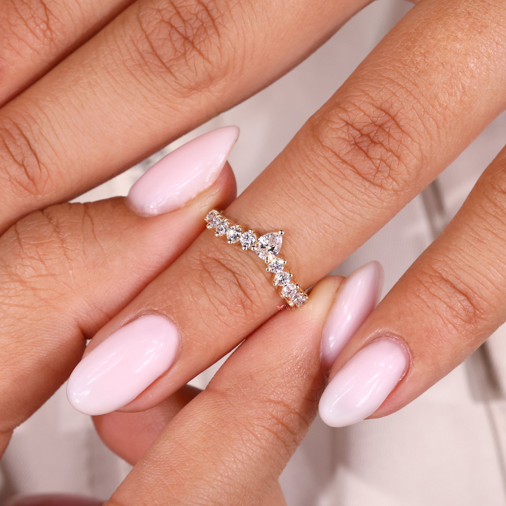 Chevron band with a unique pear shaped diamond for a modern look.

