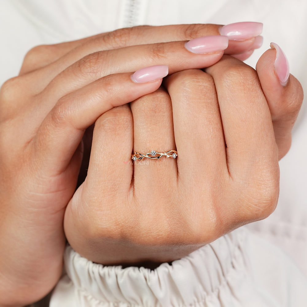 Handmade twisted band with nature inspired diamond details
