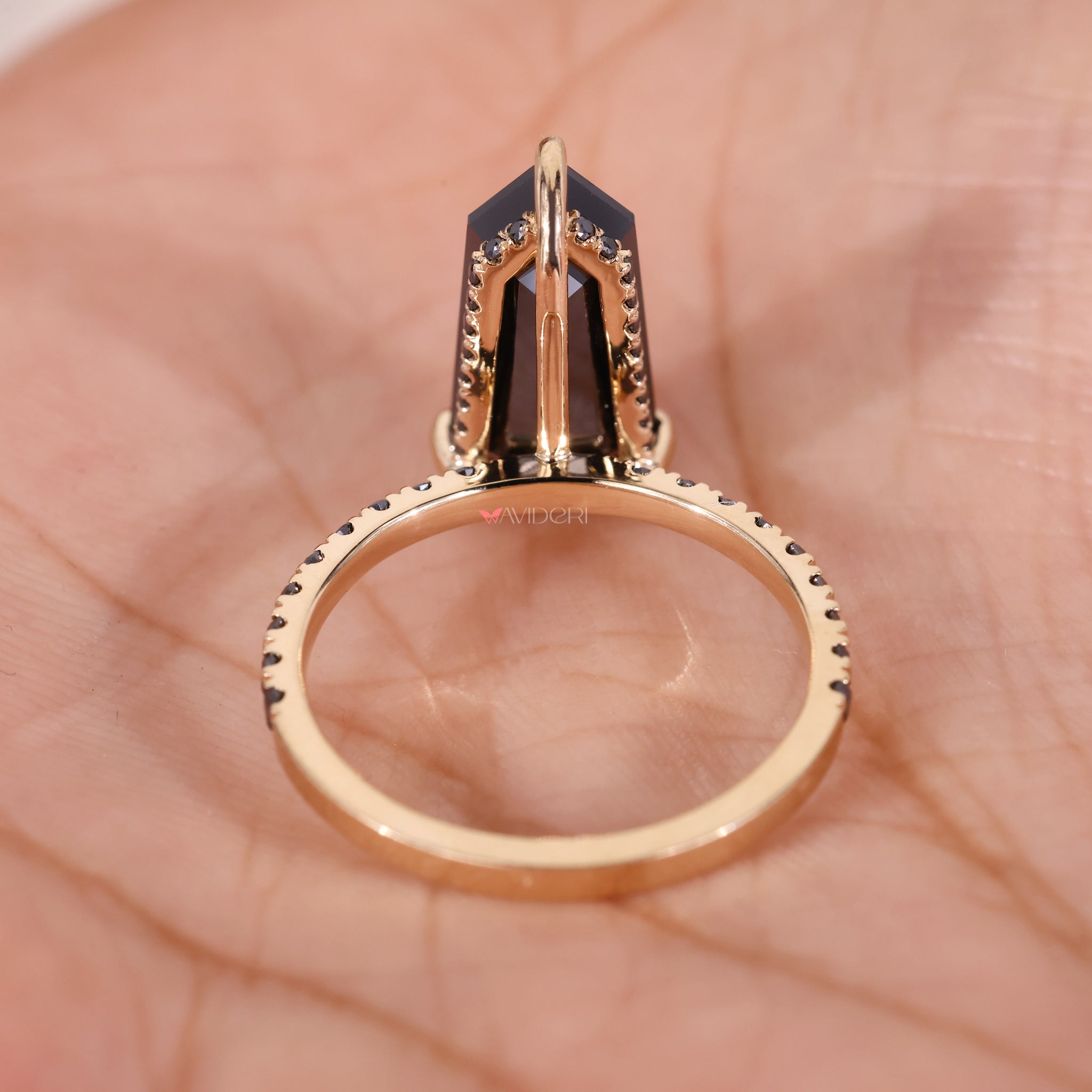 Yellow gold ring with a polished finish and timeless elegance.
