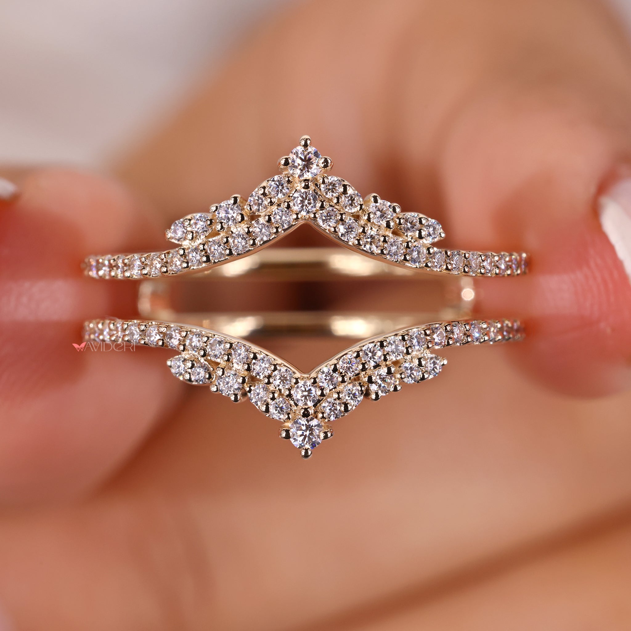 Avideri band in yellow gold with prong setting.