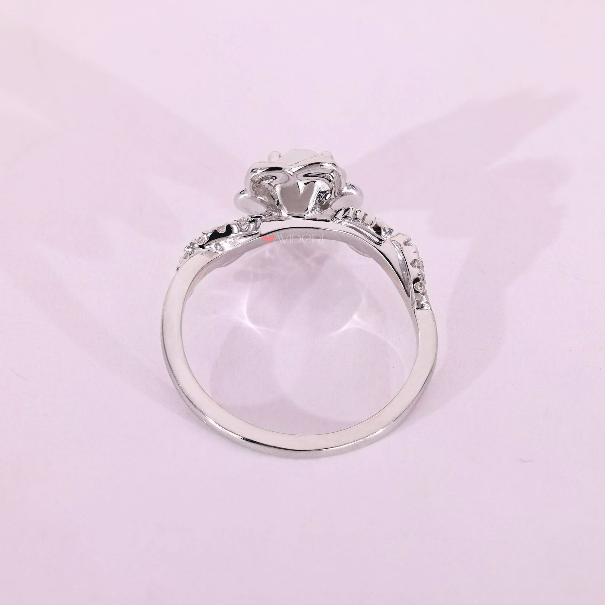 Unique round diamond engagement ring in white gold.

