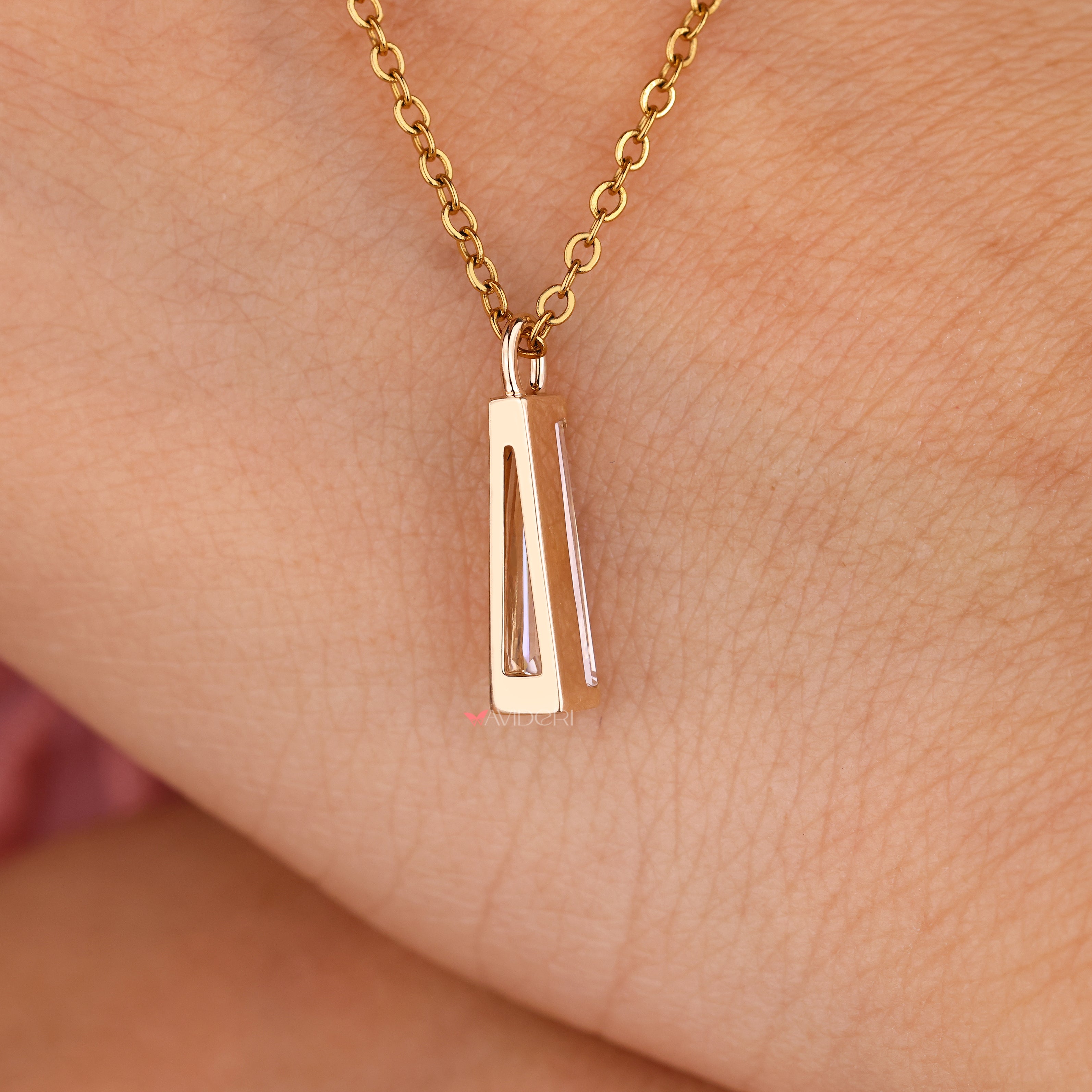 Avideri moissanite pendant with tapered baguette cut accents.
