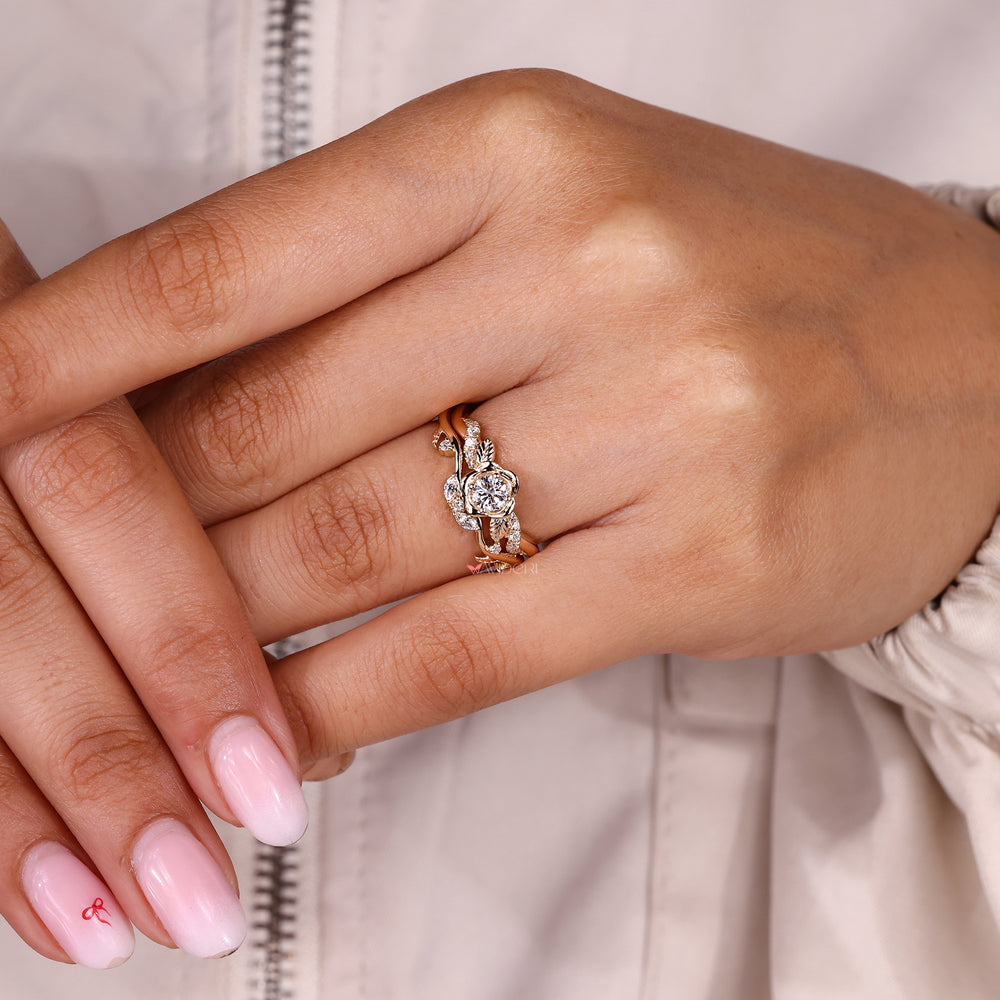 Cluster setting round diamond ring with diamond band.
