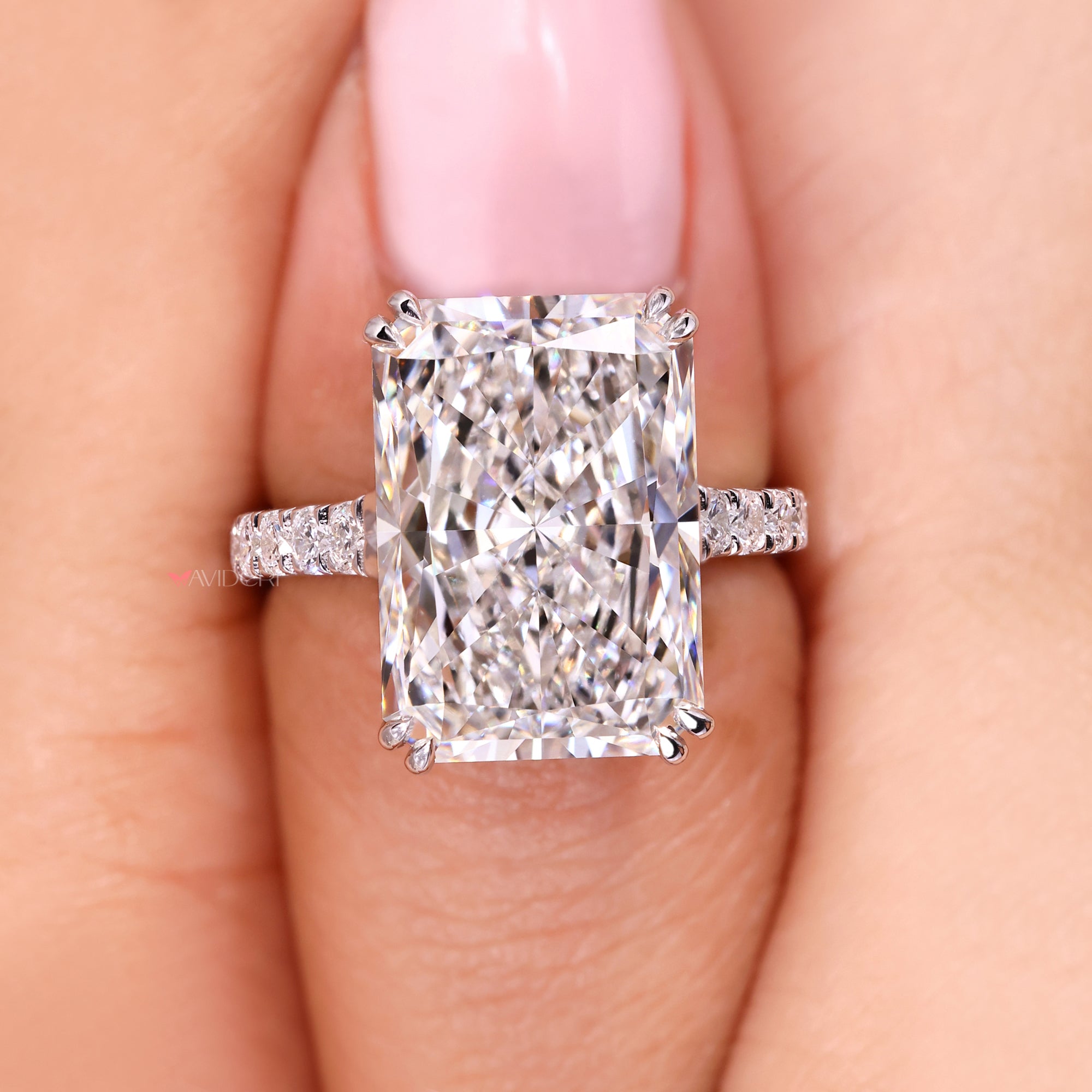 Avideri ring featuring a clean and contemporary design.