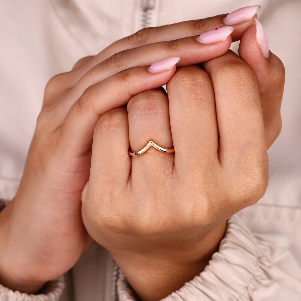 V shaped chevron band for stacking.