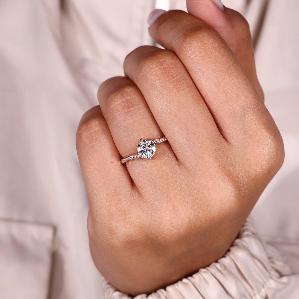 Elegant round diamond engagement ring design.
