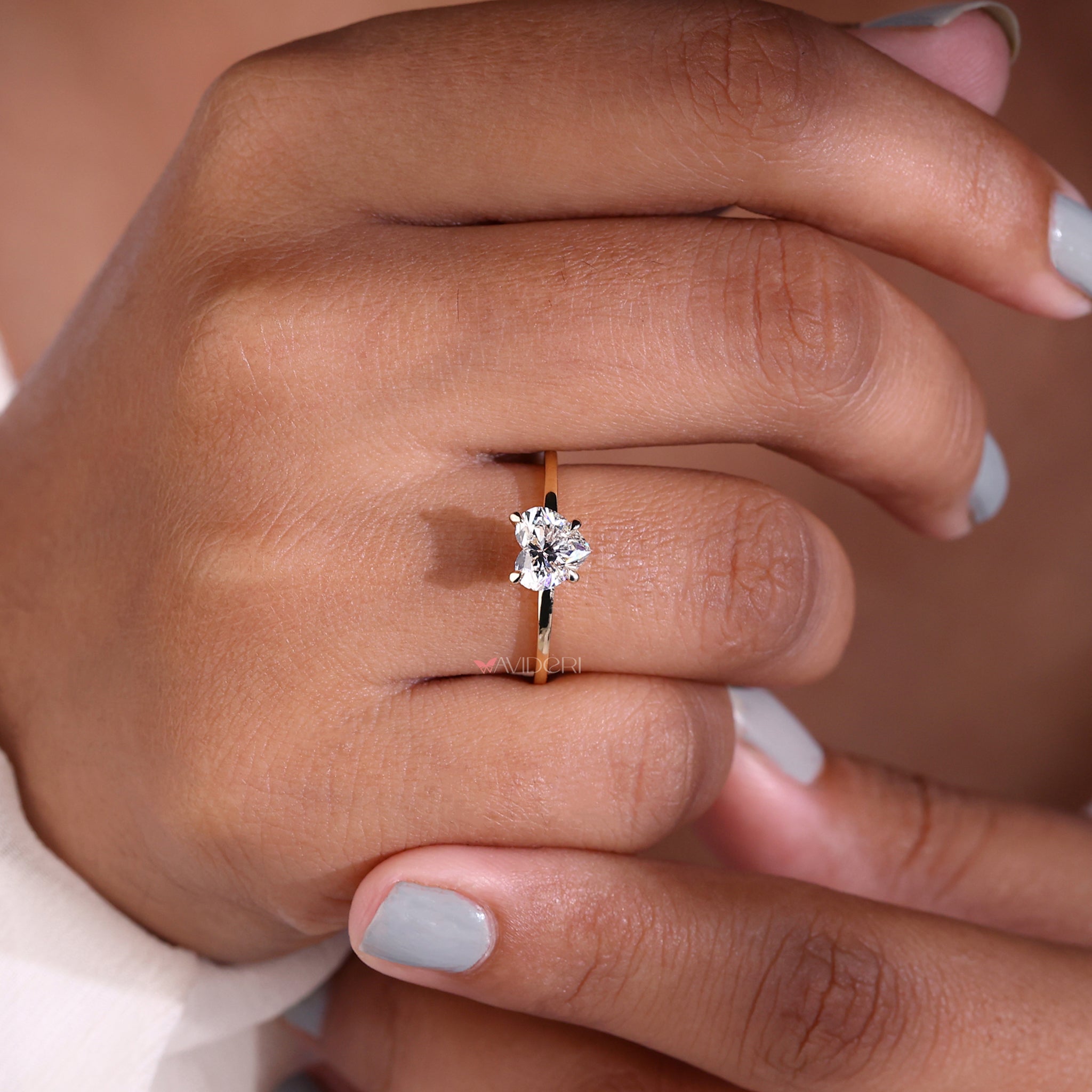 Classic round cut diamond set in a claw prong setting
