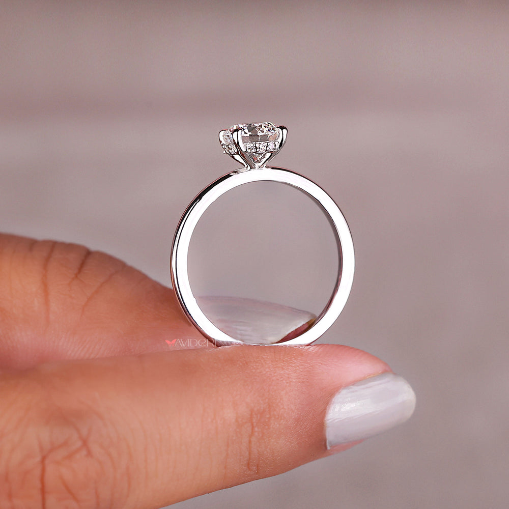 Round diamond ring in a white gold engagement ring setting, perfect for modern elegance.