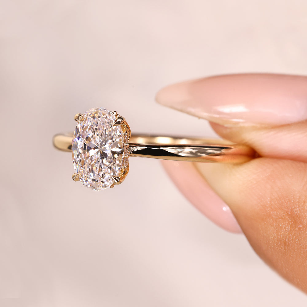 Four claw prong oval ring cathedral setting.
