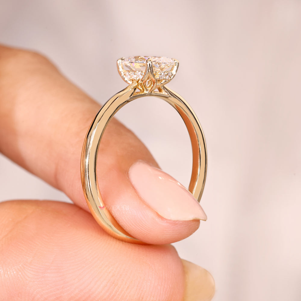 Cathedral setting oval diamond ring design.
