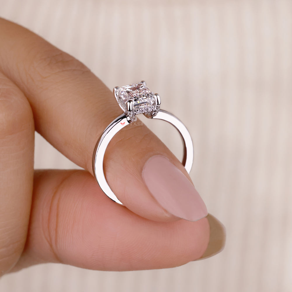Emerald and diamond ring featuring a solitaire setting for timeless beauty.
