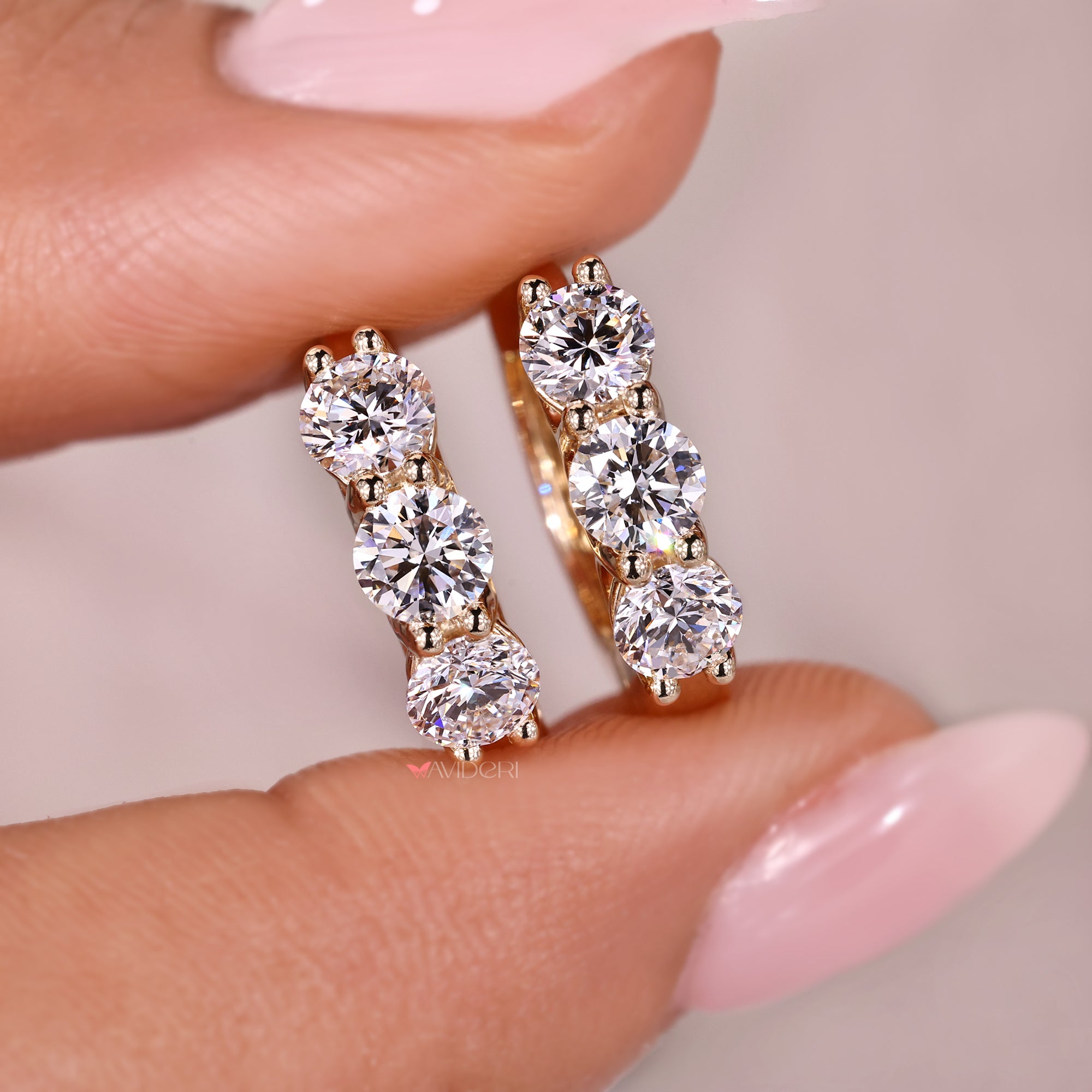 Hoop round earrings with shared prong setting.