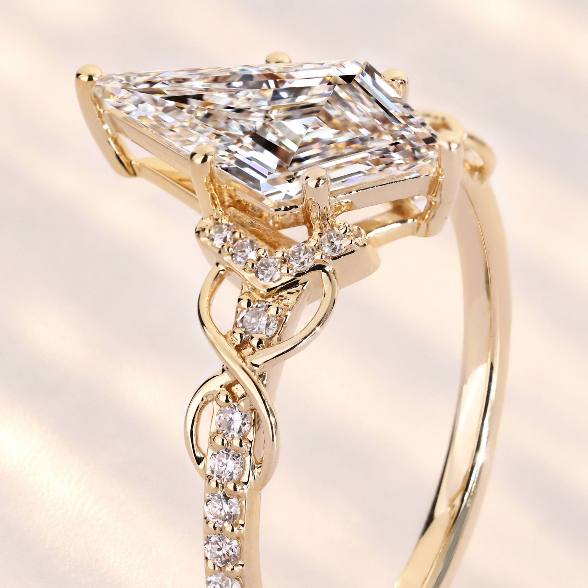 Twisted vine kite diamond ring with prong setting.
