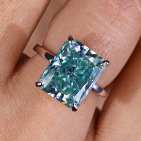 This radiant cut ring features clean edges and bold sparkle.
