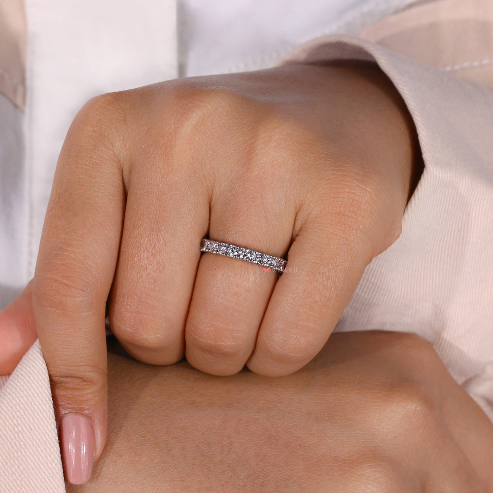 Classic round diamond band in white gold metal.
