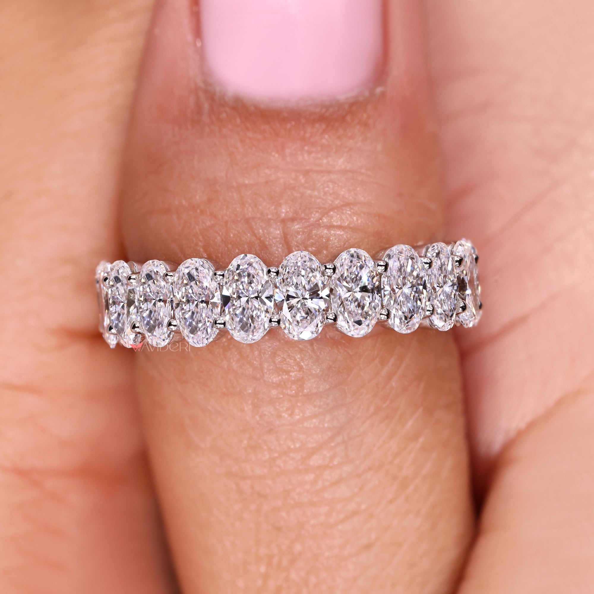 Avideri band with oval diamond look.