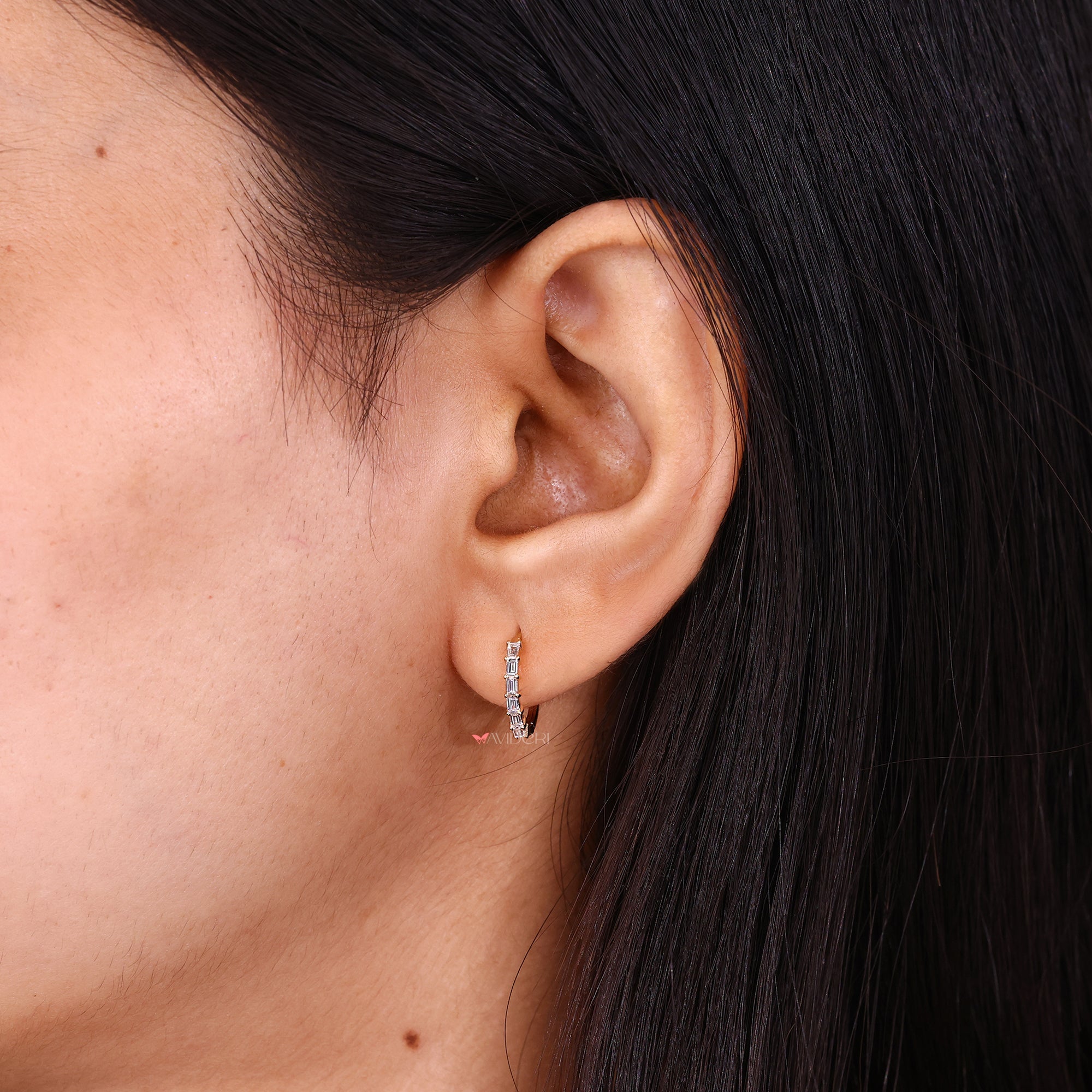 Elegant baguette white gold earrings
