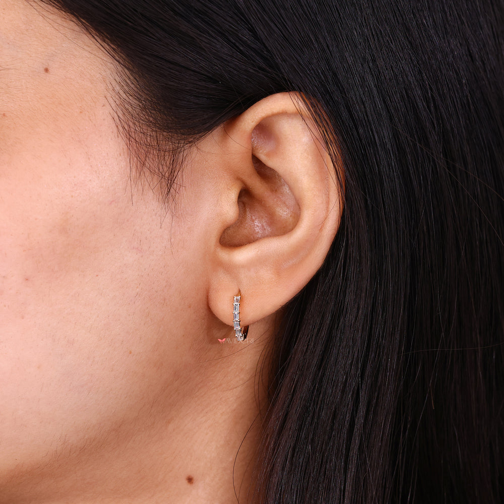 Elegant baguette white gold earrings
