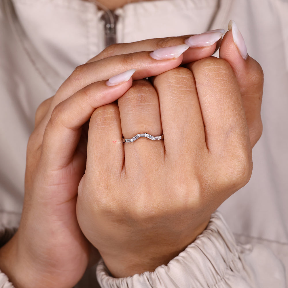 Minimal curved baguette diamond band.

