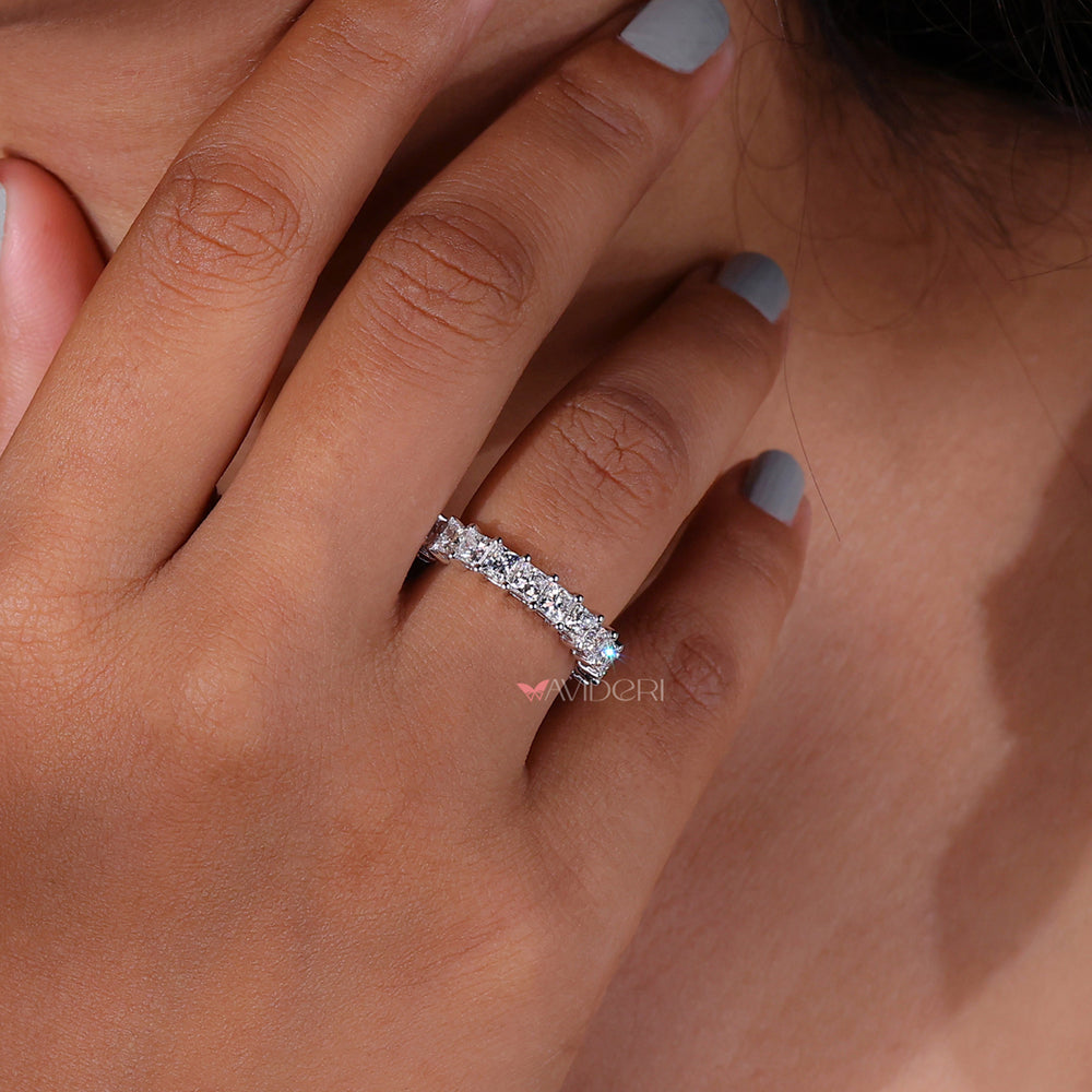 Avideri band with stunning round diamonds.
