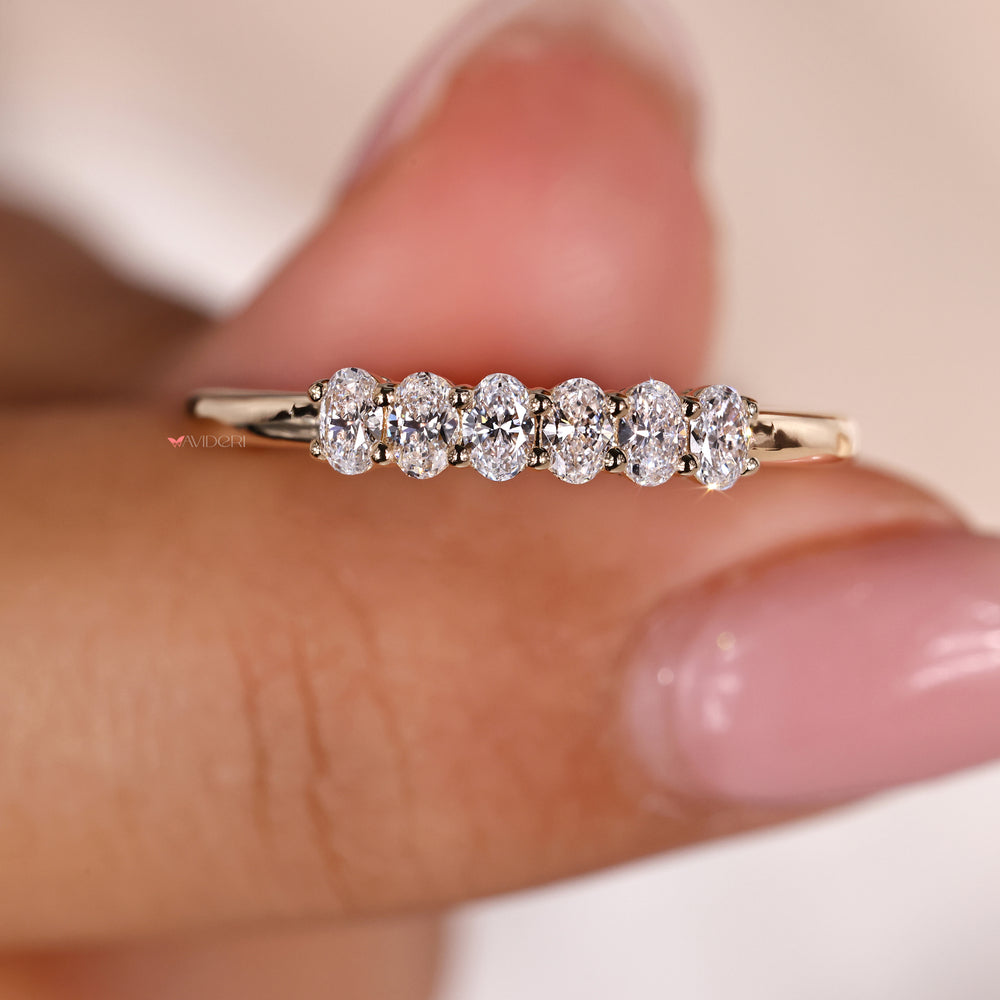 Avideri wedding band with a unique design.
