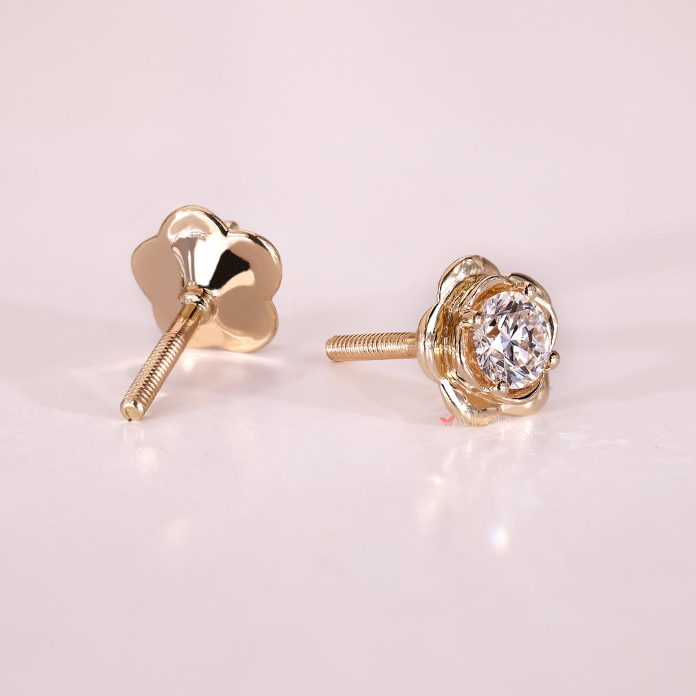 Flower shape diamond stud earrings lab grown.
