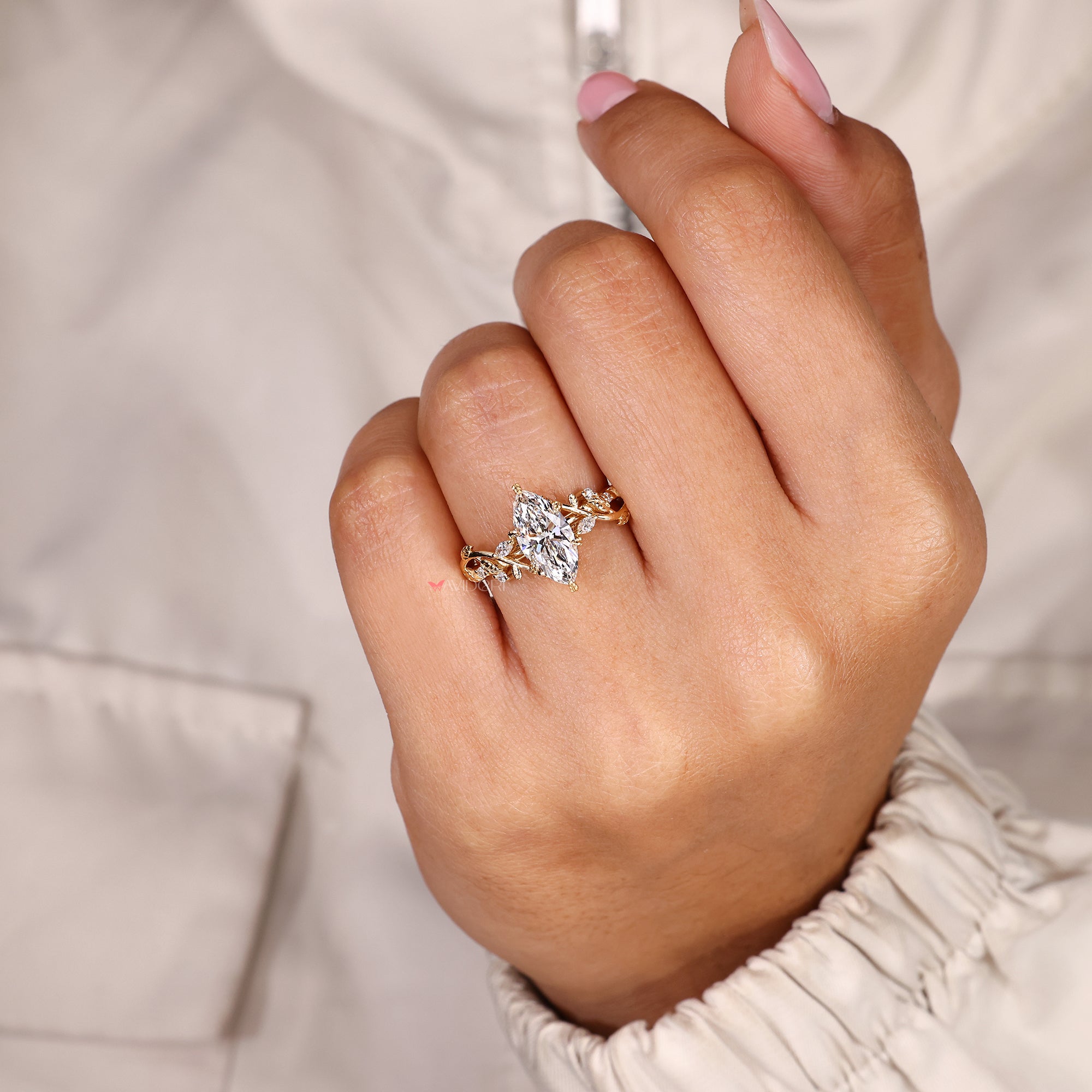 Nature inspired marquise ring with round side diamonds.
