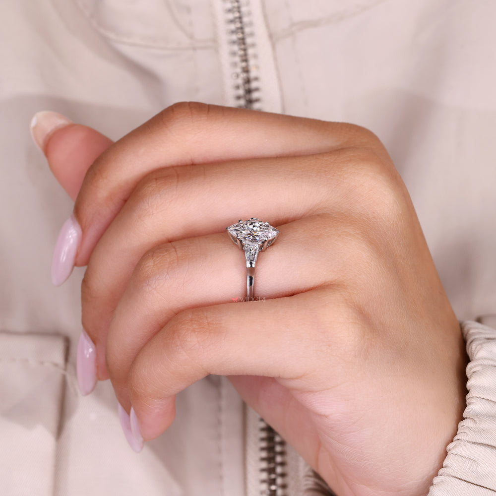 Basket setting marquise diamond ring style.
