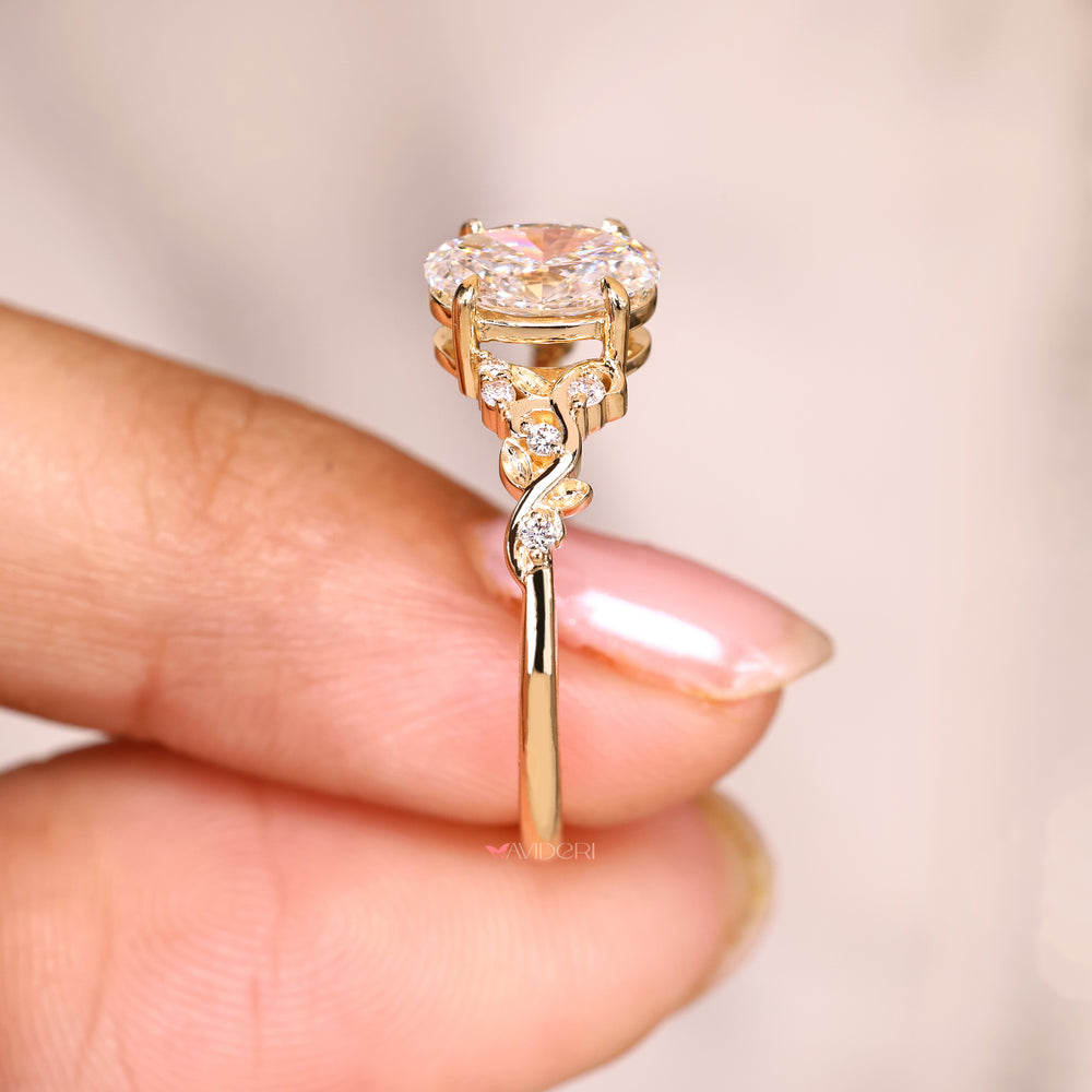 Oval ring with round side stones design style.
