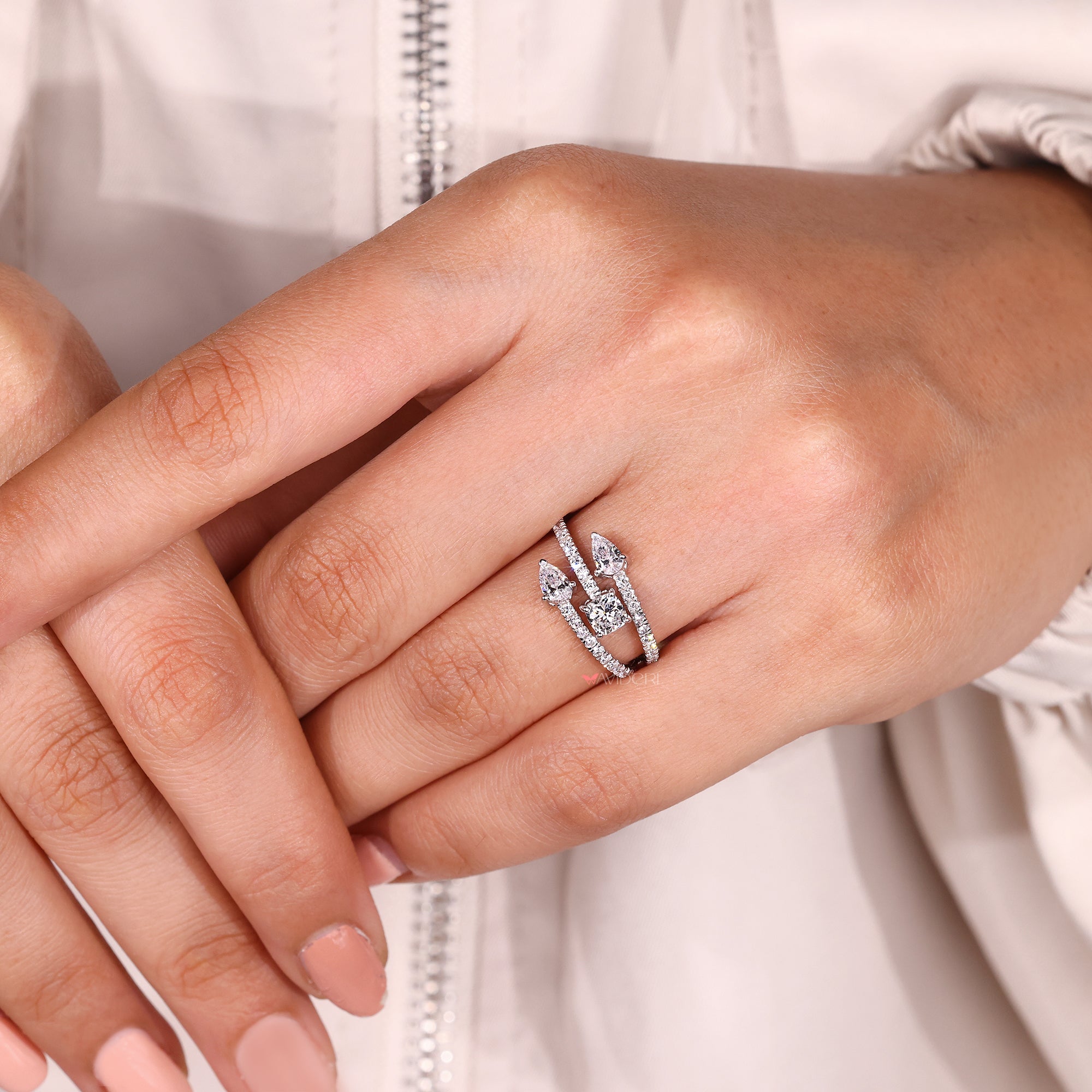 Avideri ring in white gold engagement ring.