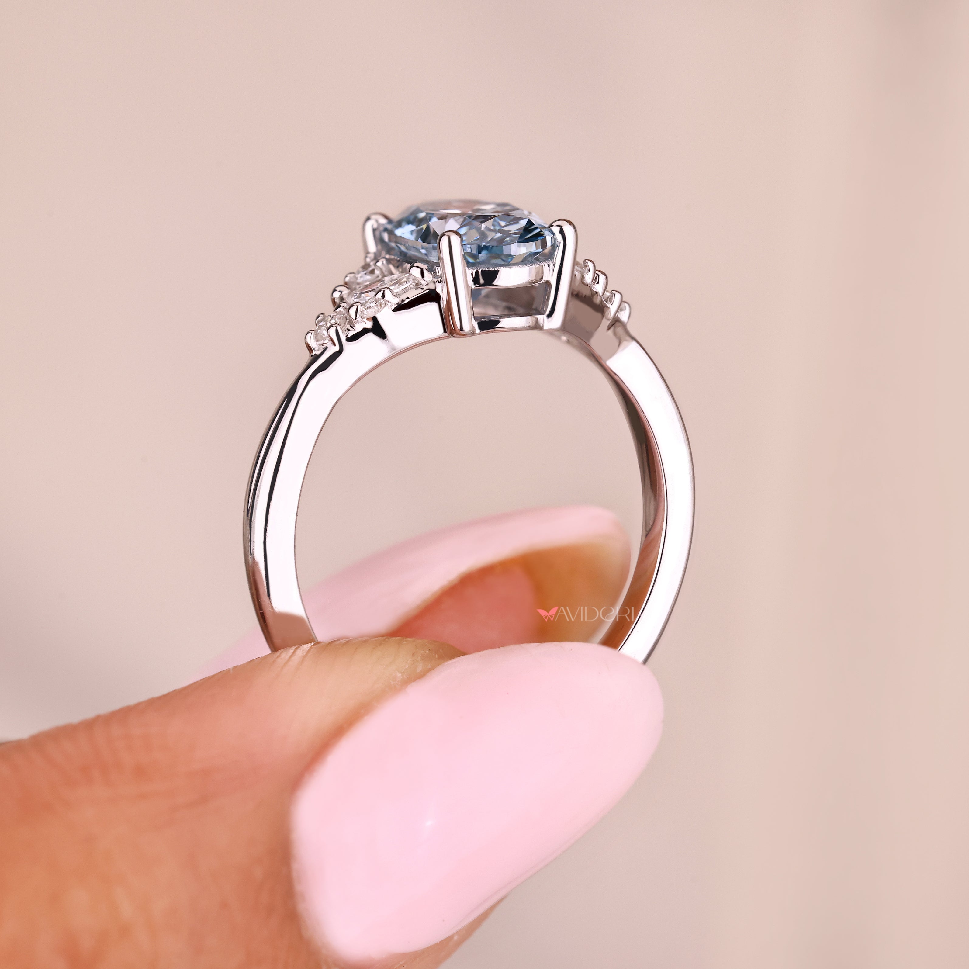 Basket setting oval diamond ring four prongs.
