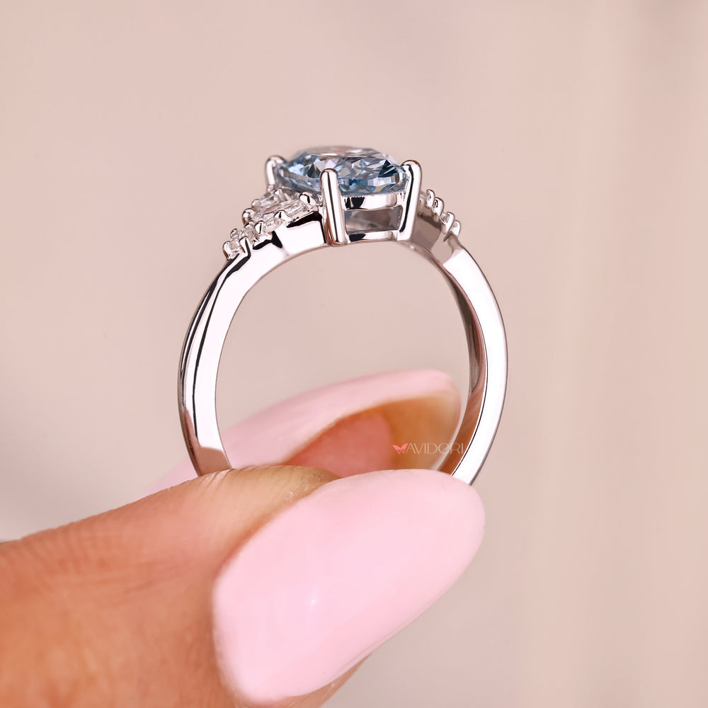 Basket setting oval diamond ring four prongs.

