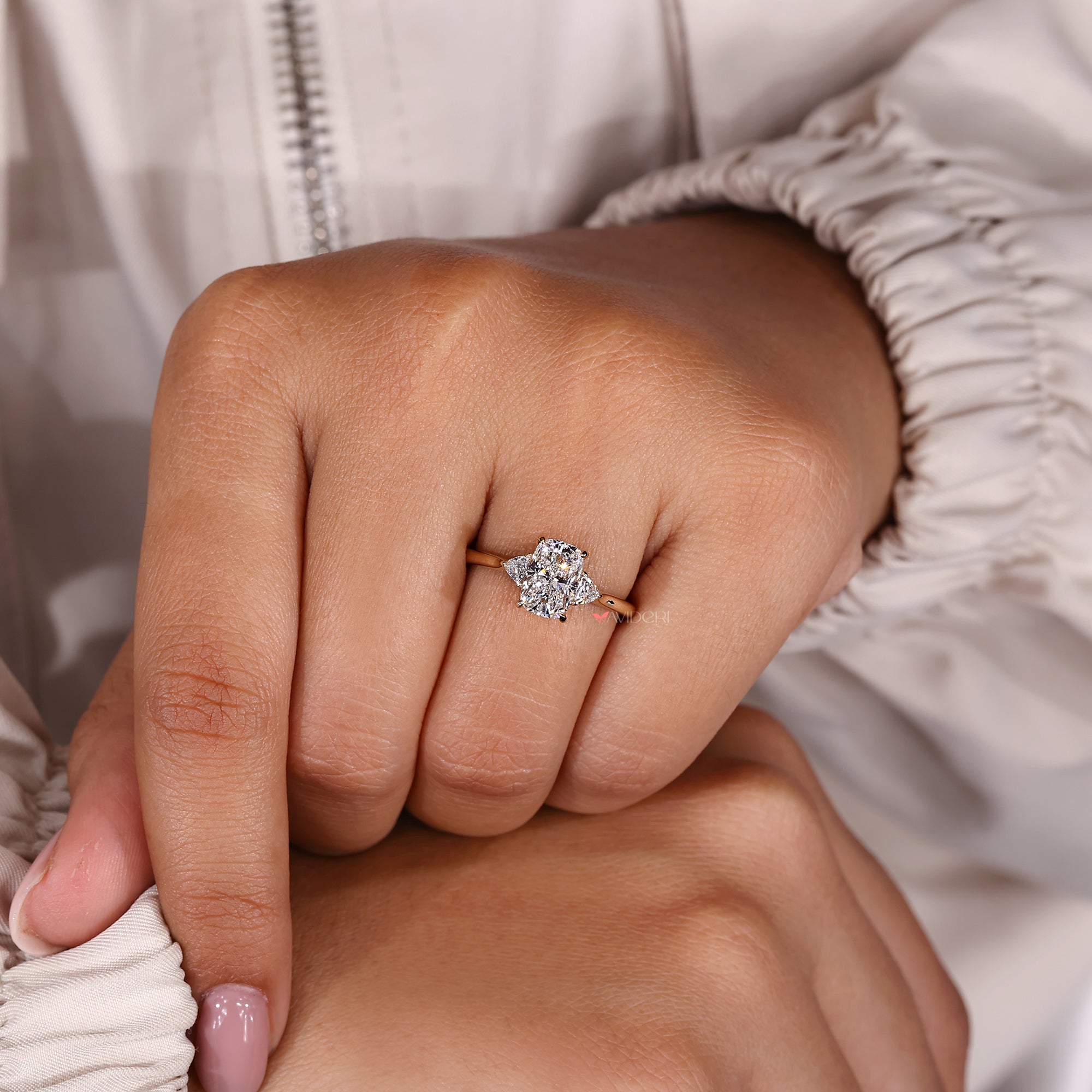 Three stone diamond ring in yellow gold.