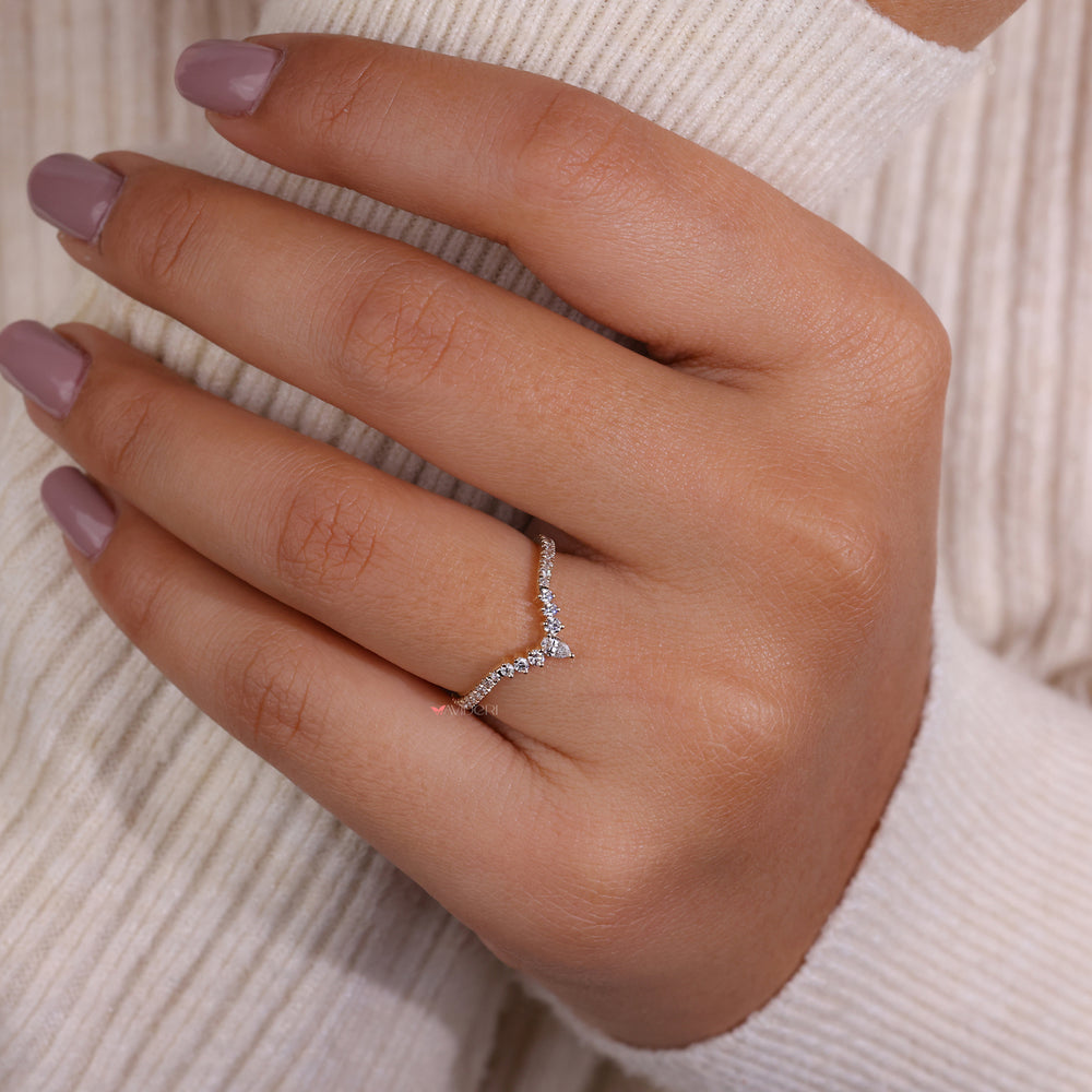 A unique pear and round diamond band featuring a blend of shapes that create an elegant and eye-catching effect.
