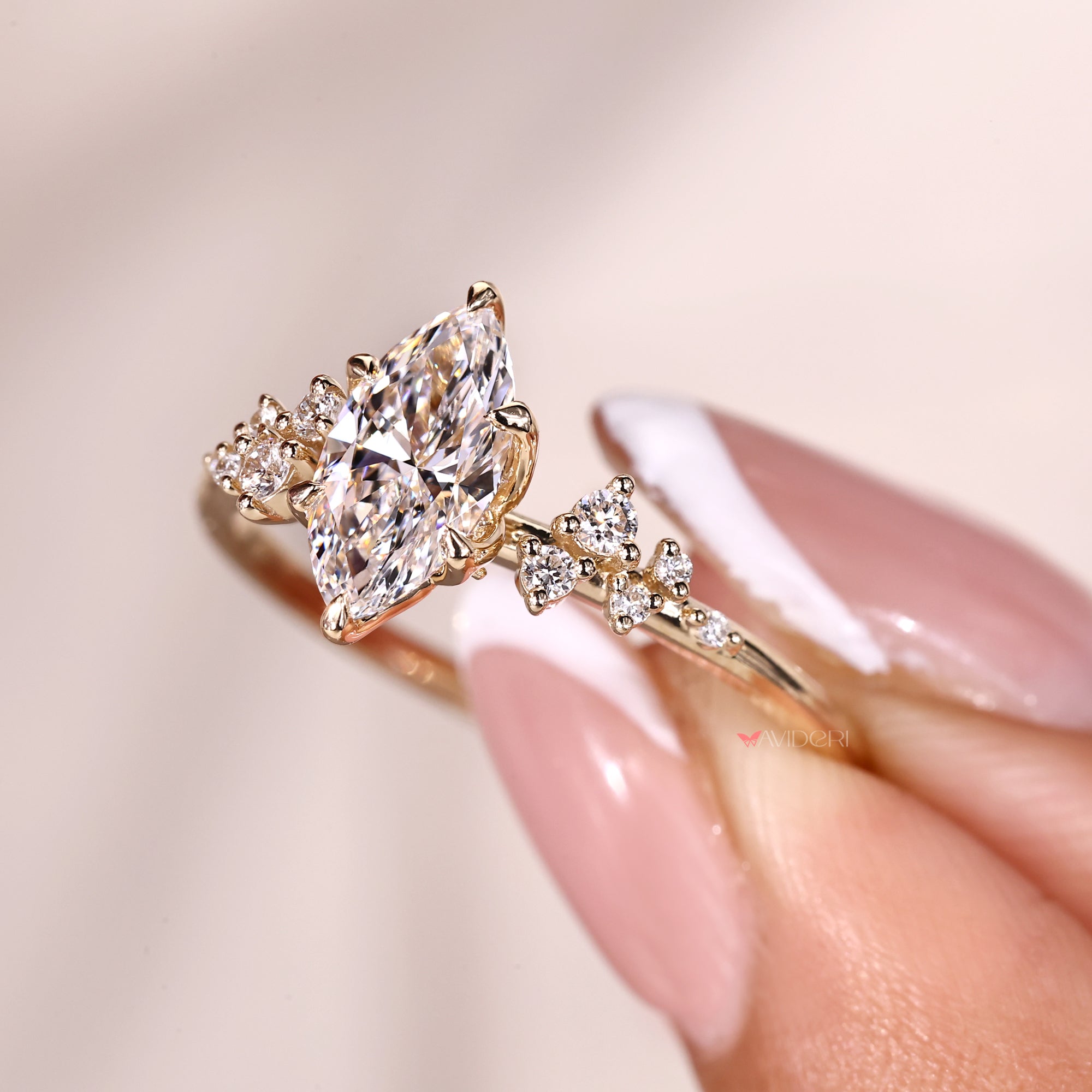 6 claw prong setting on yellow gold engagement ring.