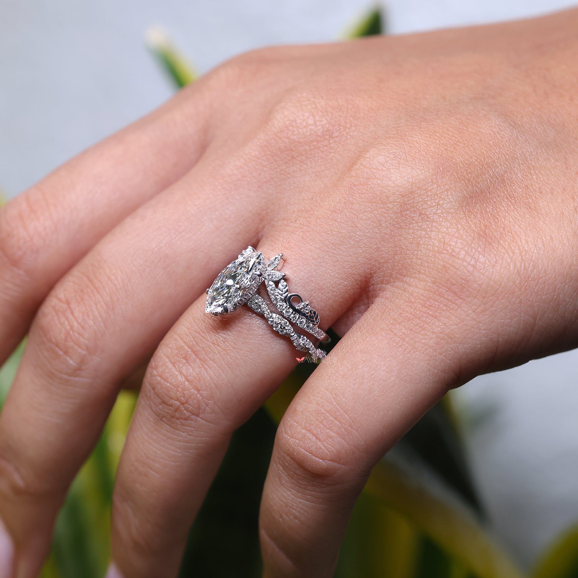 Round cut diamond band with a sleek design, perfect for a classic yet contemporary look.