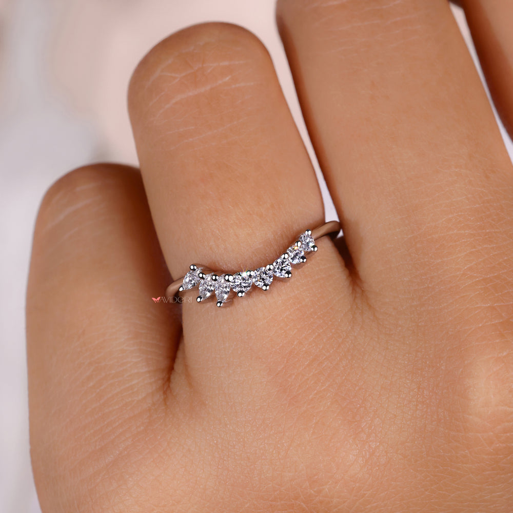 Marquise round diamond band with a stunning diamond setting.
