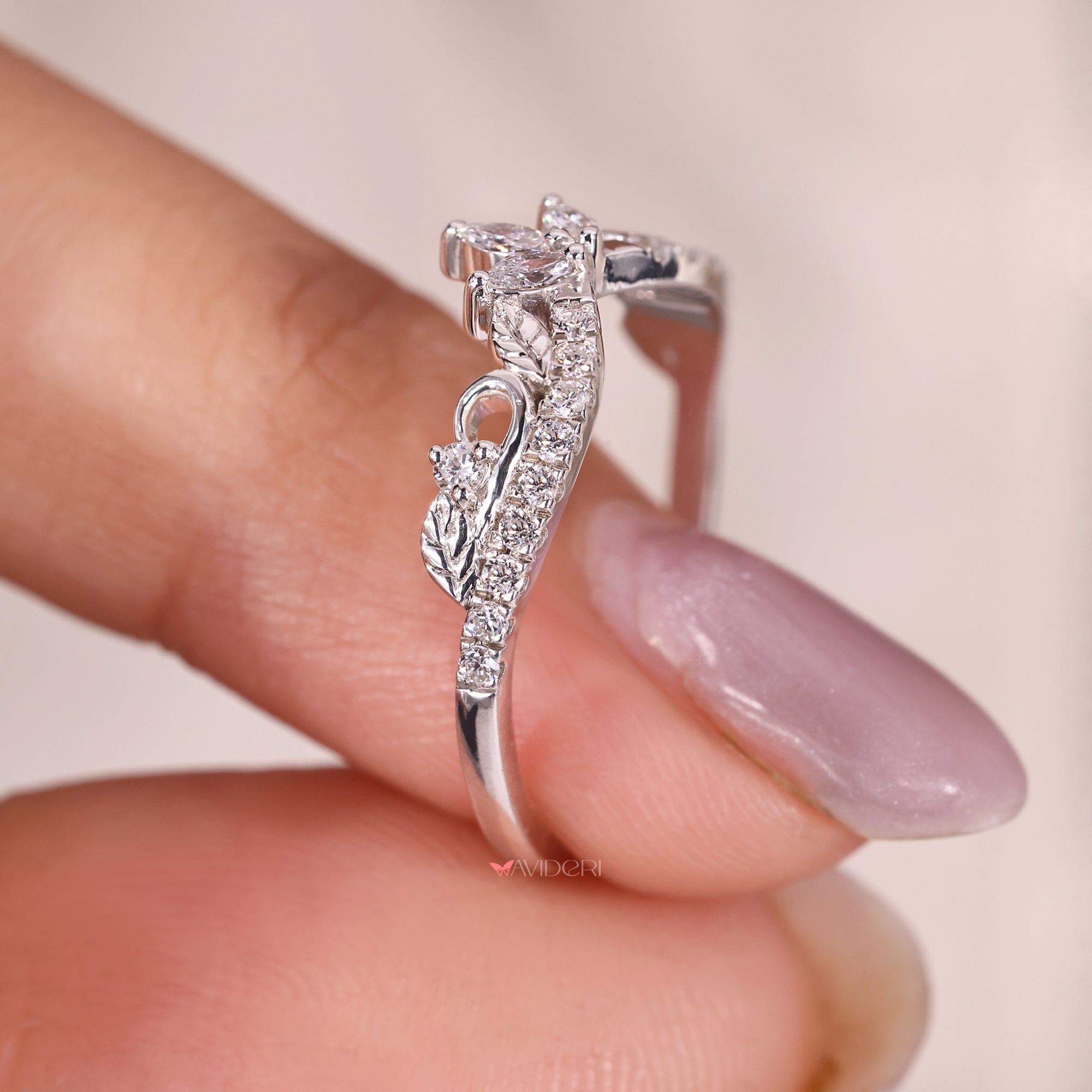Marquise and round diamond band, combining two different diamond cuts for a striking effect.