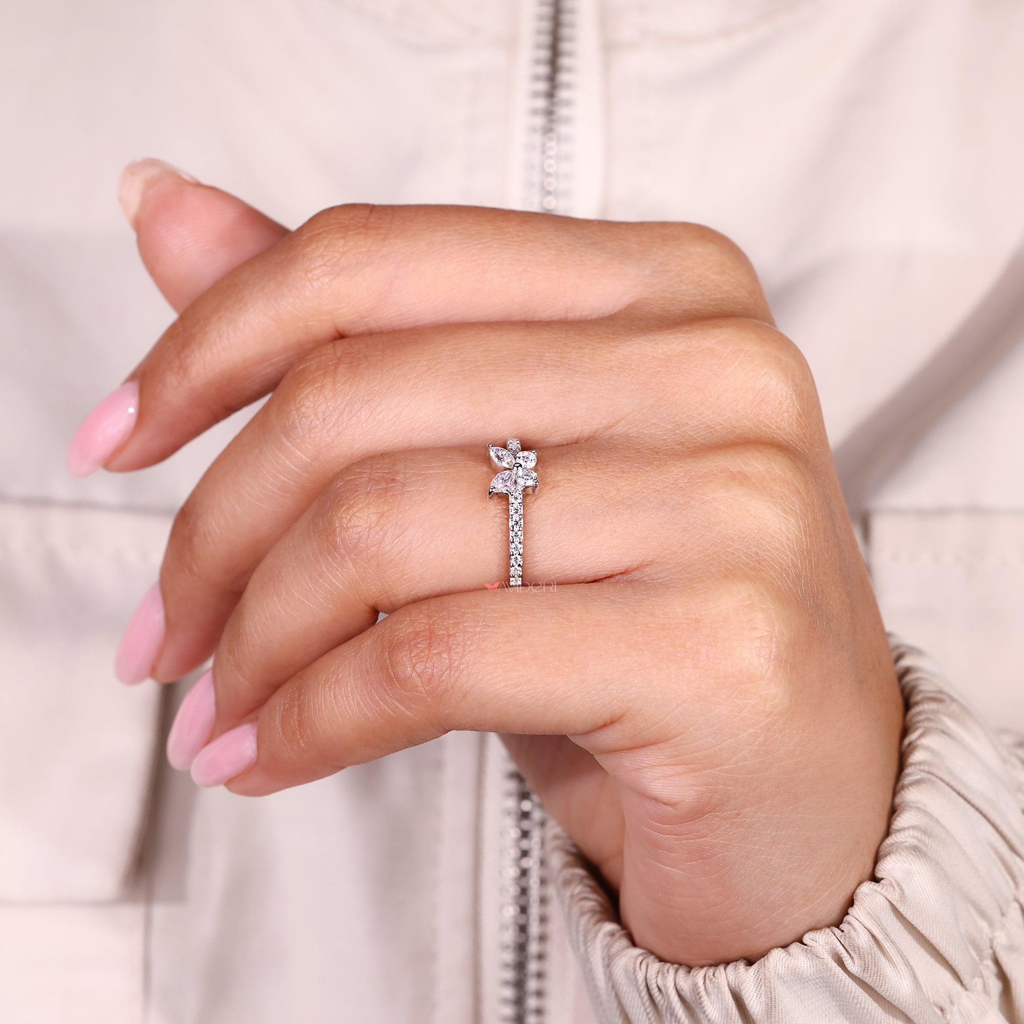 Round cut ring with sparkling details
