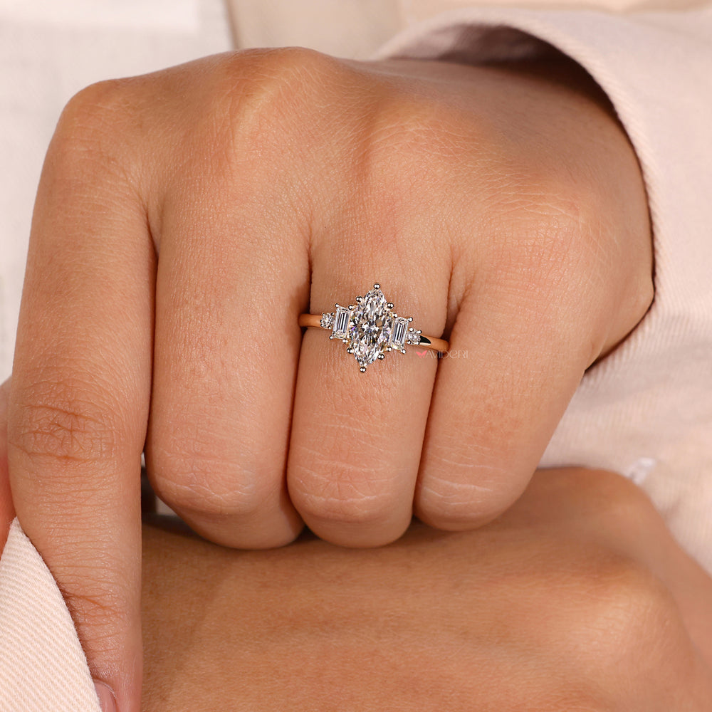 Baguette diamond ring in yellow gold.
