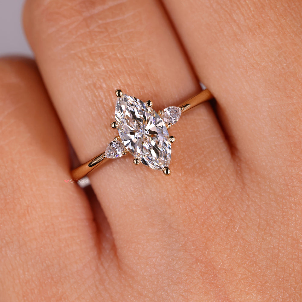 6 prong round engagement ring with a sleek style.
