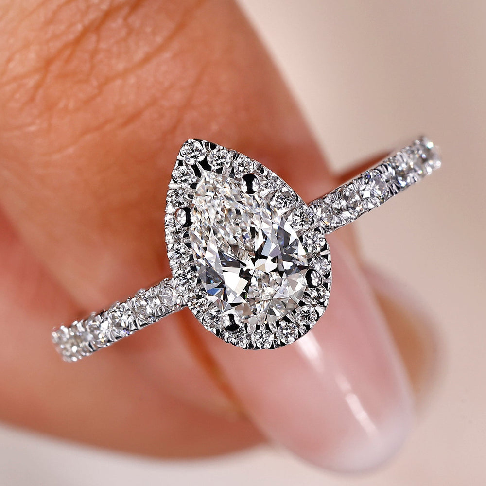 Elegant pear shaped diamond ring with a timeless and sparkling design.
