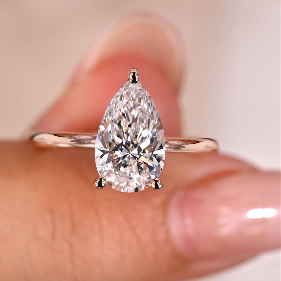 Elegant pear shaped diamond ring with a timeless and sparkling design.
