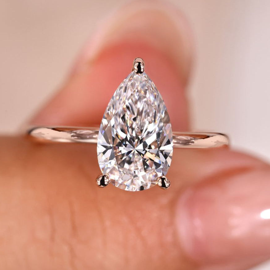 Elegant pear shaped diamond ring with a timeless and sparkling design.

